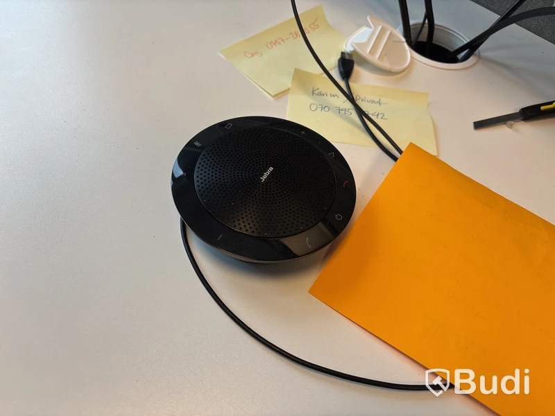 Kontorsplats med datorskärmar