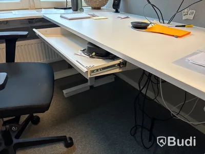 Kontorsplats med datorskärmar