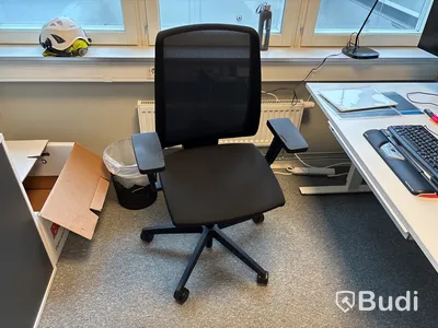 Kontorsplats med datorskärmar
