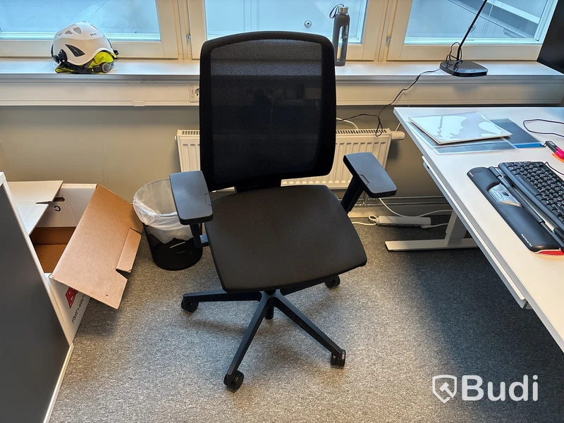 Kontorsplats med datorskärmar