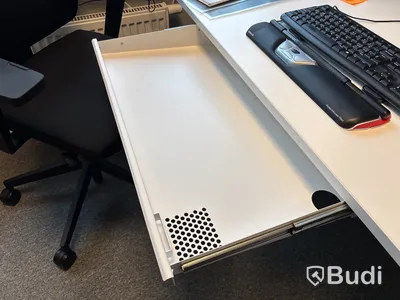 Kontorsplats med datorskärmar