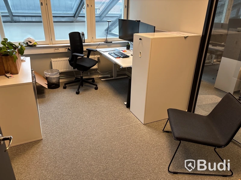 Kontorsplats med datorskärmar