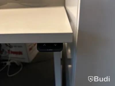 Kontorsmöbler med datorskärmar