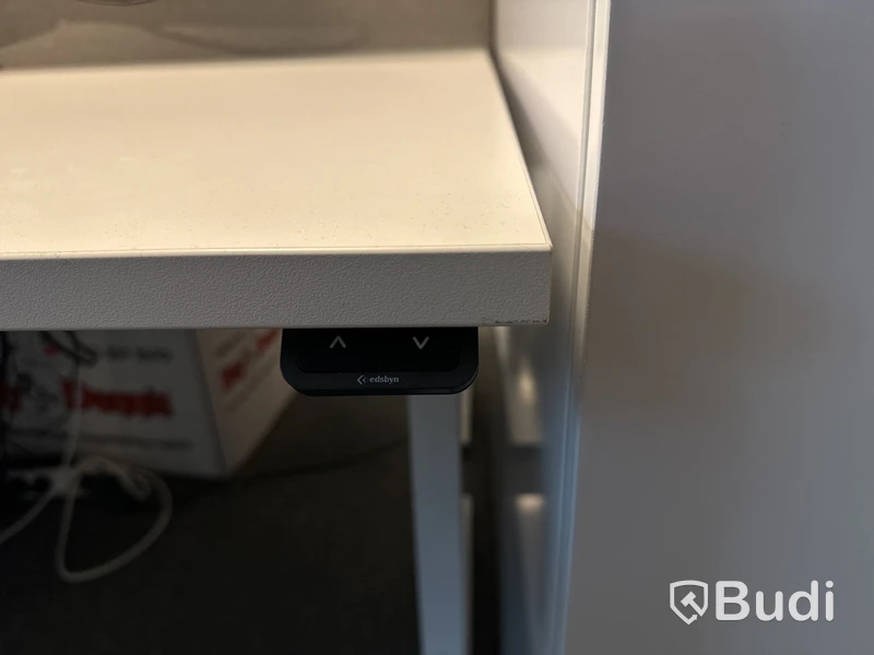 Kontorsmöbler med datorskärmar