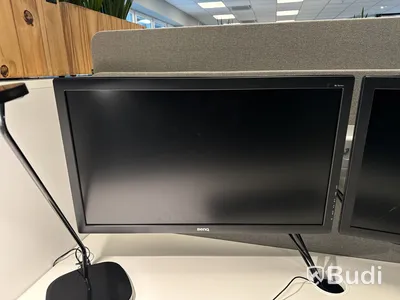 Kontorsmöbler med datorskärmar