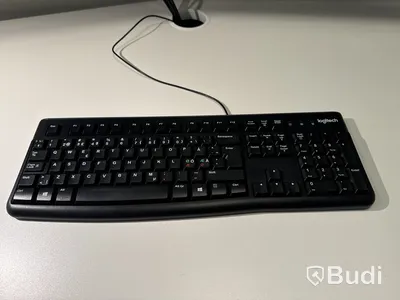Kontorsmöbler med datorskärmar
