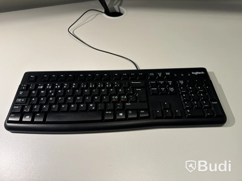 Kontorsmöbler med datorskärmar