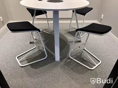 Konferensrum med bildskärm m.m.