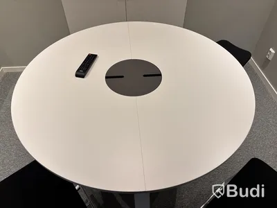 Konferensrum med bildskärm m.m.