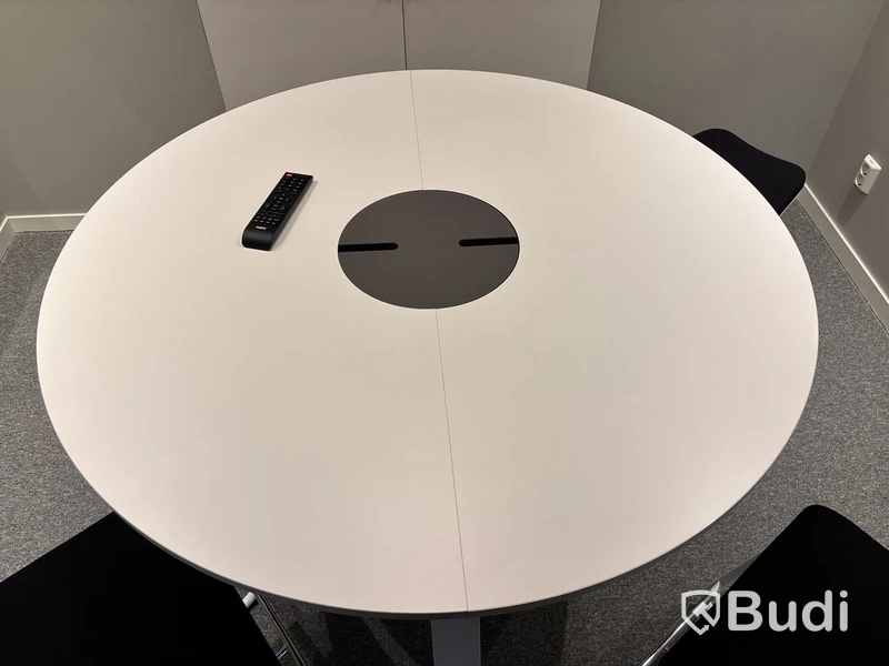 Konferensrum med bildskärm m.m.