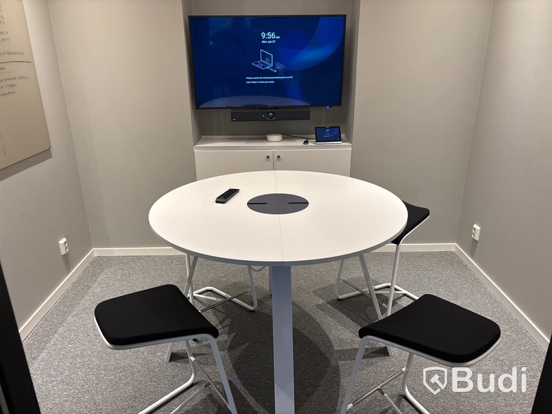 Konferensrum med bildskärm m.m.