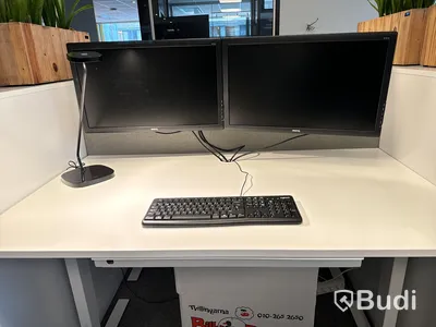 Kontorsmöbler med datorskärmar