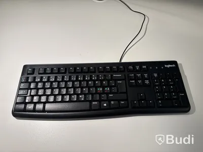 Kontorsmöbler med datorskärmar