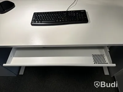 Kontorsmöbler med datorskärmar