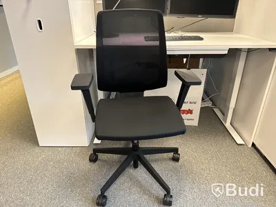 Kontorsmöbler med datorskärmar