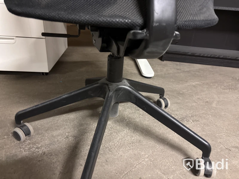 2 st kontorsplatser med hyllor och hurtsar