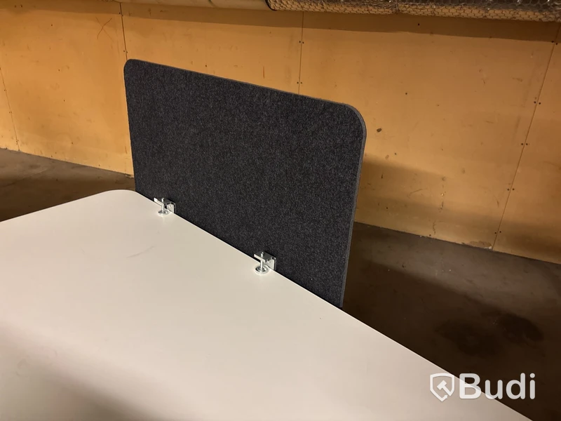 2 st kontorsplatser med hyllor och hurtsar
