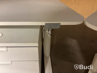 2 st kontorsplatser med hyllor och hurtsar
