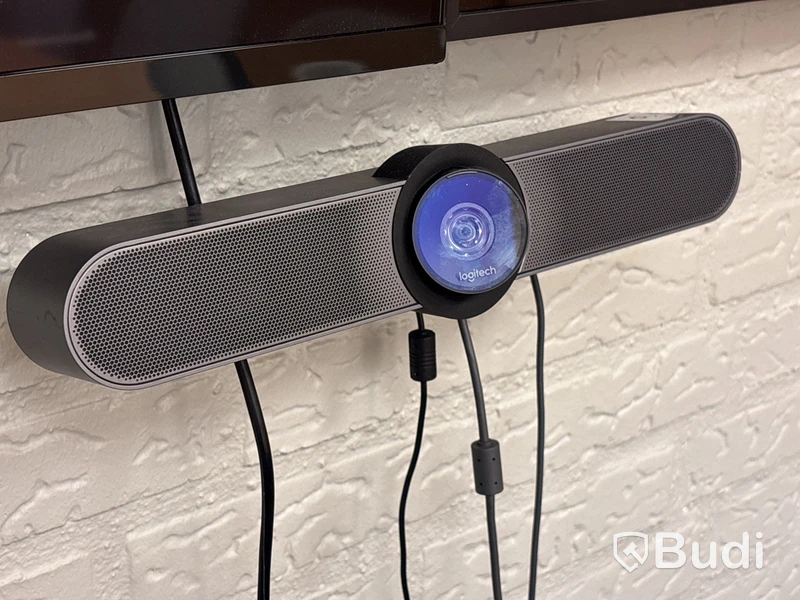 2 st 65” TV & konferenskamera Logitech Meetup