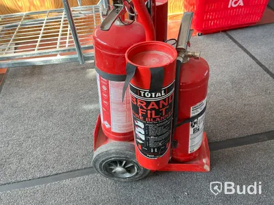 Brandsläckningsvagn m släckare och brandfilt