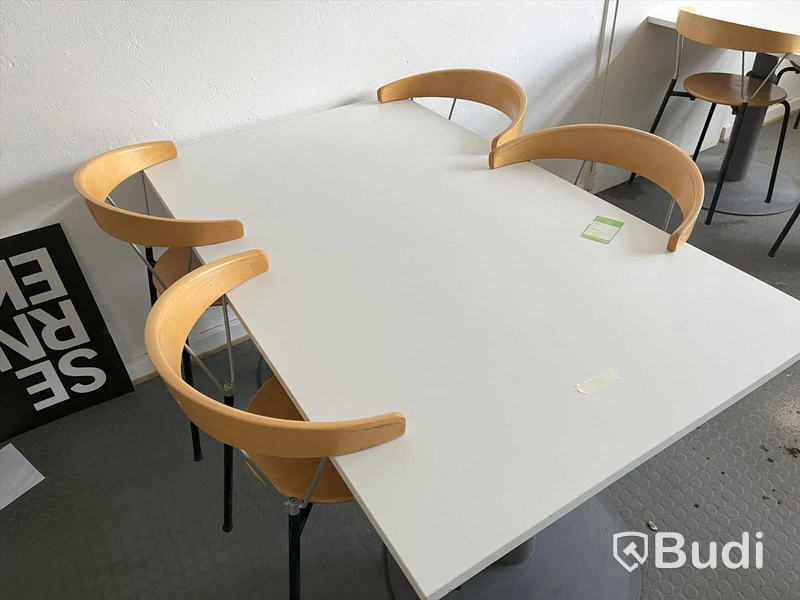 Matsalsbord 4st vita m stolar