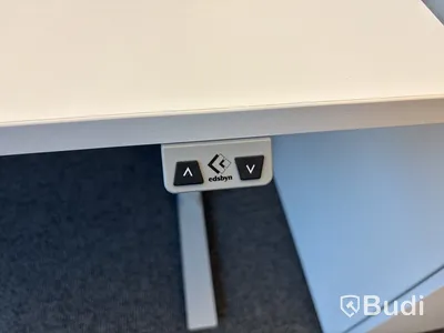 Höj- och sänkbart skrivbord, väggskärm och 2 st. Datorskärmar 24 tum