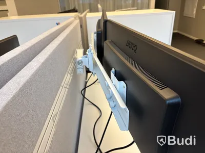 Höj- och sänkbart skrivbord, väggskärm och 2 st. Datorskärmar 24 tum