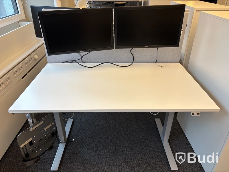 Höj- och sänkbart skrivbord, väggskärm och 2 st. Datorskärmar 24 tum