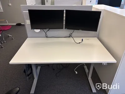 2 st. Höj- och sänkbart skrivbord, kontorsstol, 2 st. Väggskärmar, skåp och 4 st. Datorskärmar 24 tum