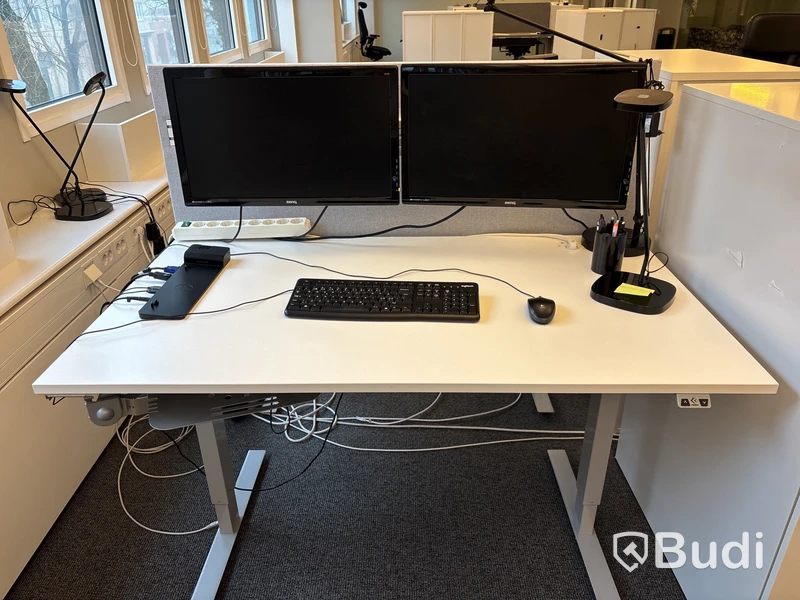 2 st. Höj- och sänkbart skrivbord, 2 st. Kontorsstolar, Skåp och 2 st. Lampor