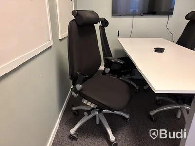 Höj- och sänkbart konferensbord och 4 st. stolar