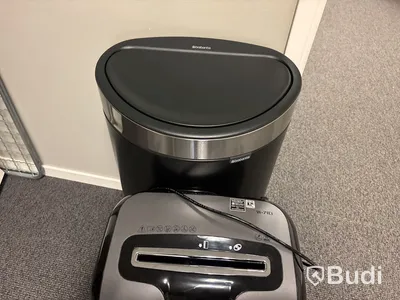 Dokumentförstörare Fellowes, dokumentbindare Combbind, pappersskärare Dahl samt papperskorg Brabantia