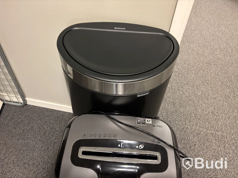 Dokumentförstörare Fellowes, dokumentbindare Combbind, pappersskärare Dahl samt papperskorg Brabantia