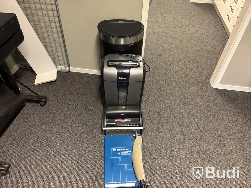 Dokumentförstörare Fellowes, dokumentbindare Combbind, pappersskärare Dahl samt papperskorg Brabantia