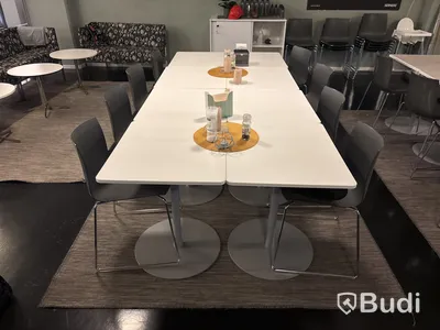 Cafégrupp med matta, stolar och bord