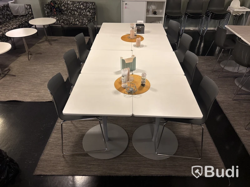 Cafégrupp med matta, stolar och bord