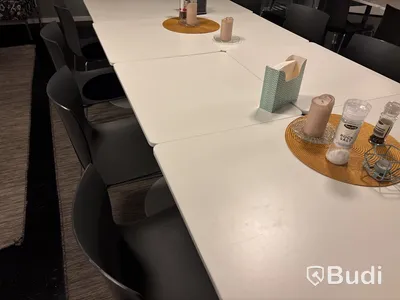 Cafégrupp med matta, stolar och bord