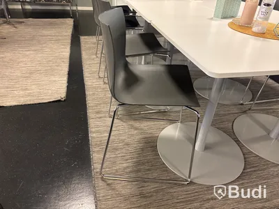 Cafégrupp med matta, stolar och bord