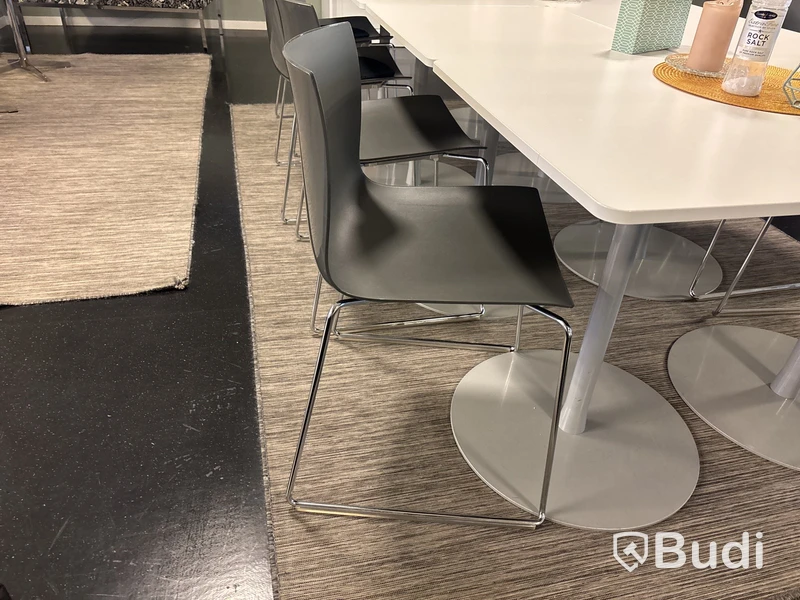 Cafégrupp med matta, stolar och bord