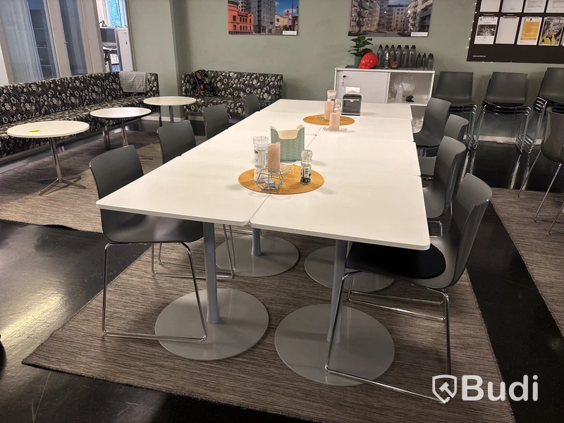 Cafégrupp med matta, stolar och bord