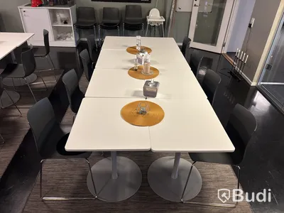 Cafégrupp med matta, stolar och bord