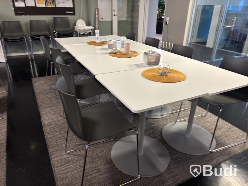 Cafégrupp med matta, stolar och bord