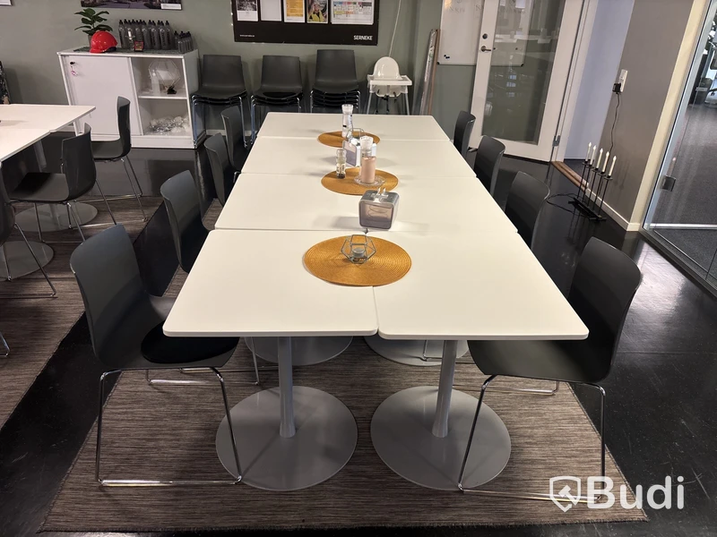 Cafégrupp med matta, stolar och bord
