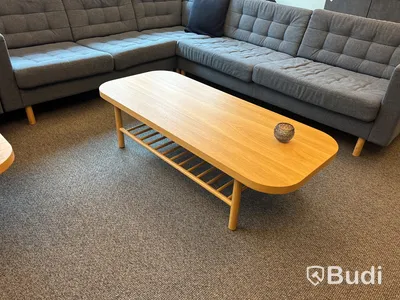 Loungegrupp med soffa, soffbord, golvlampa, gordglobslampa