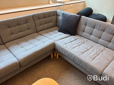 Loungegrupp med soffa, soffbord, golvlampa, gordglobslampa