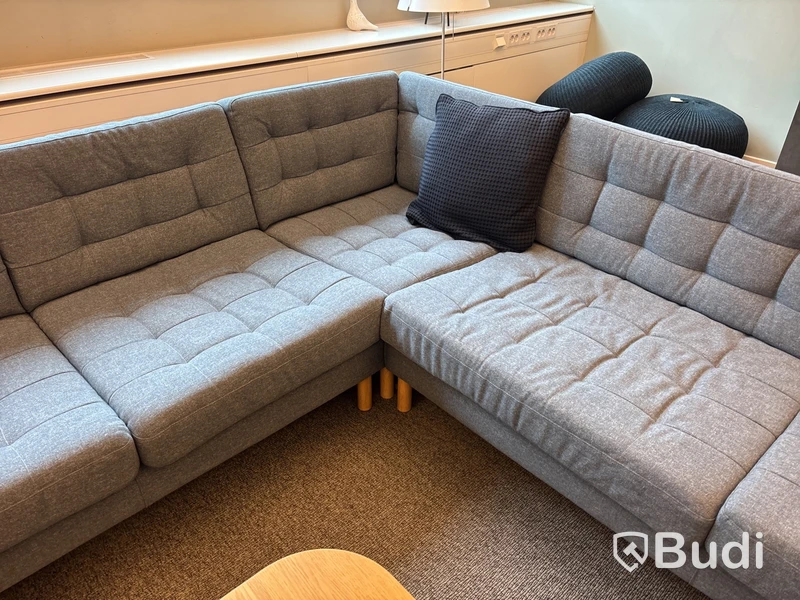Loungegrupp med soffa, soffbord, golvlampa, gordglobslampa