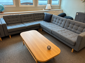 Loungegrupp med soffa, soffbord, golvlampa, gordglobslampa