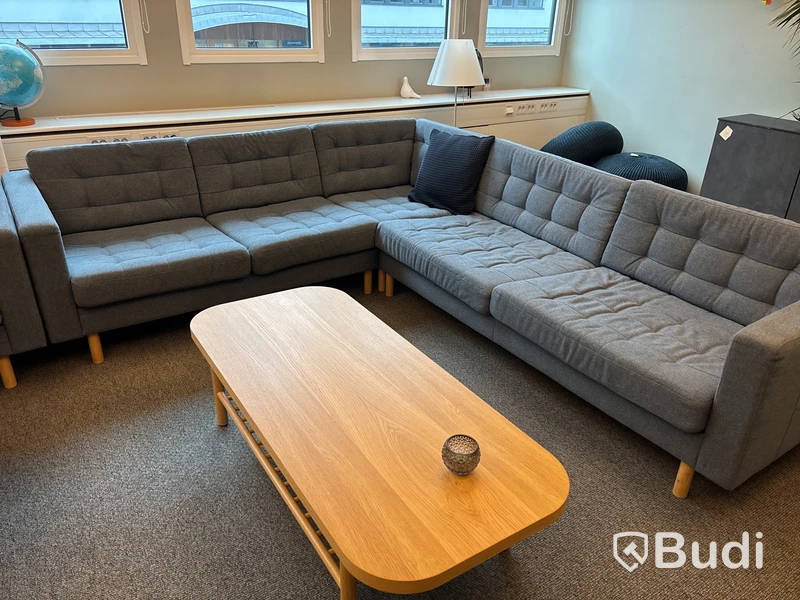 Loungegrupp med soffa, soffbord, golvlampa, gordglobslampa