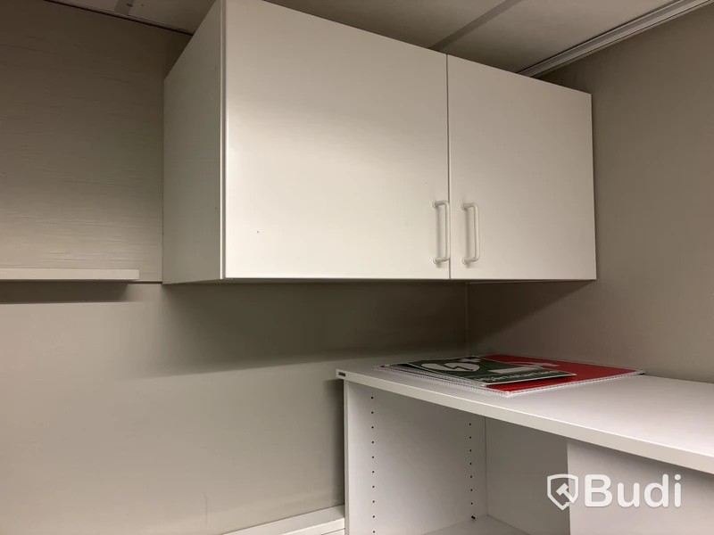 Förvaringsskåp, garderob och bord, inkl. innehåll