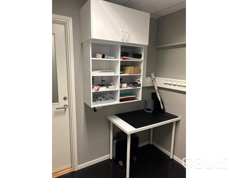 Förvaringsskåp, garderob och bord, inkl. innehåll